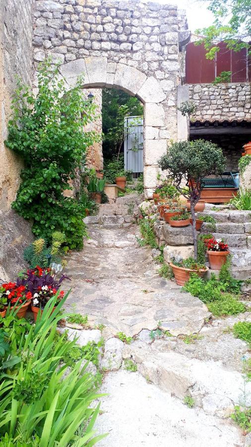 La Garde Adhemar, L'Escalier Medieval Exterior foto