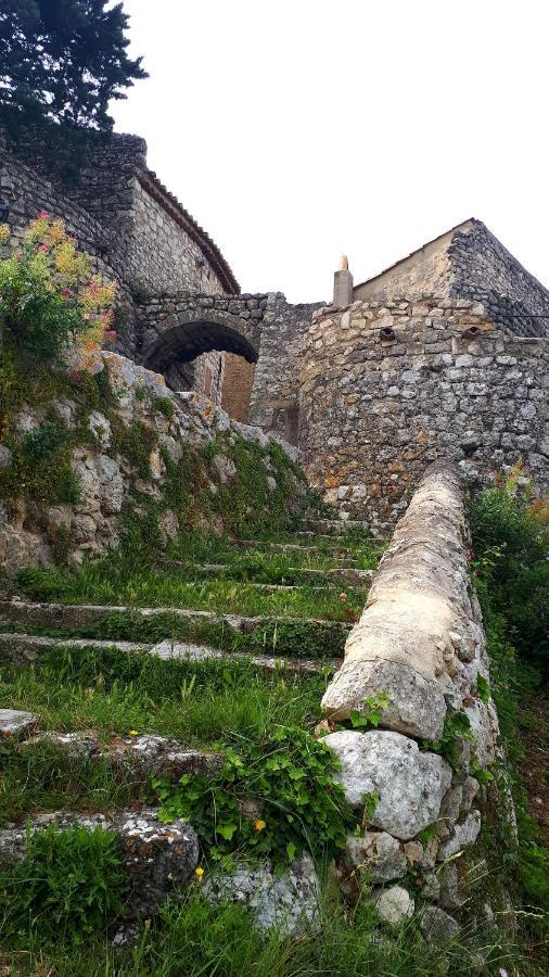 La Garde Adhemar, L'Escalier Medieval Exterior foto